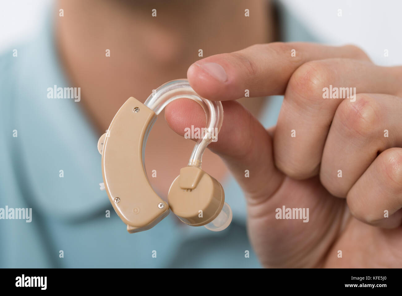 Close-up des Menschen Hand mit Hörgerät Stockfoto