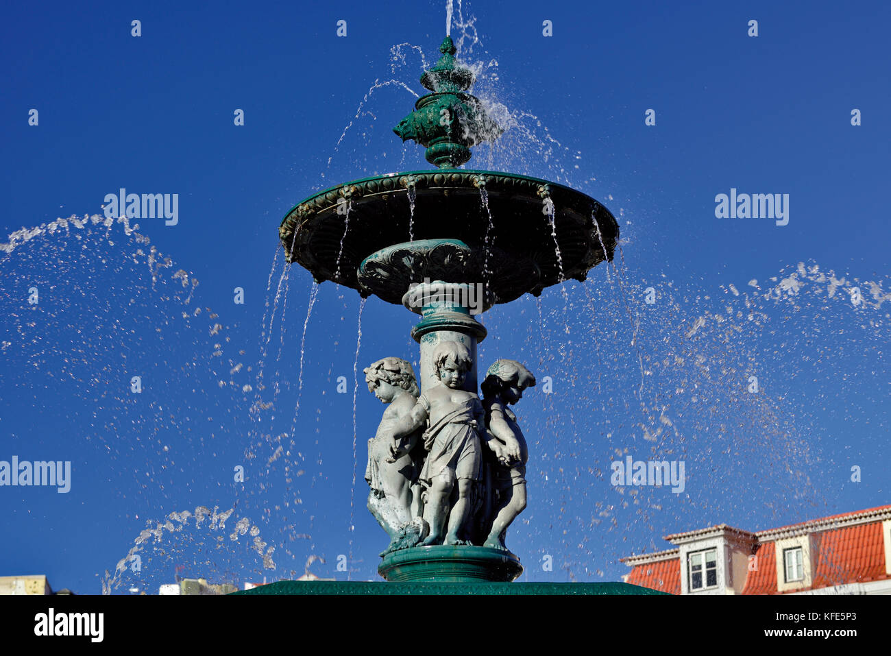 Romantisches Brunnendetail mit Wasser, das sich am blauen Himmel ausbreitet Stockfoto