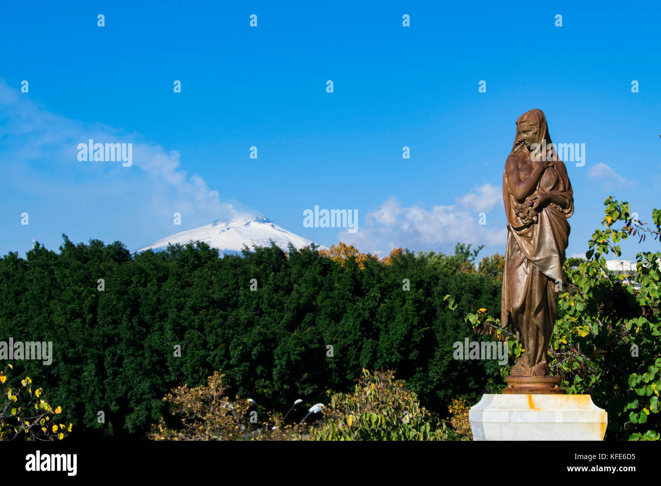 Statue im Giardino bellini mit Blick auf den Ätna, Sizilien, Italien. Stockfoto