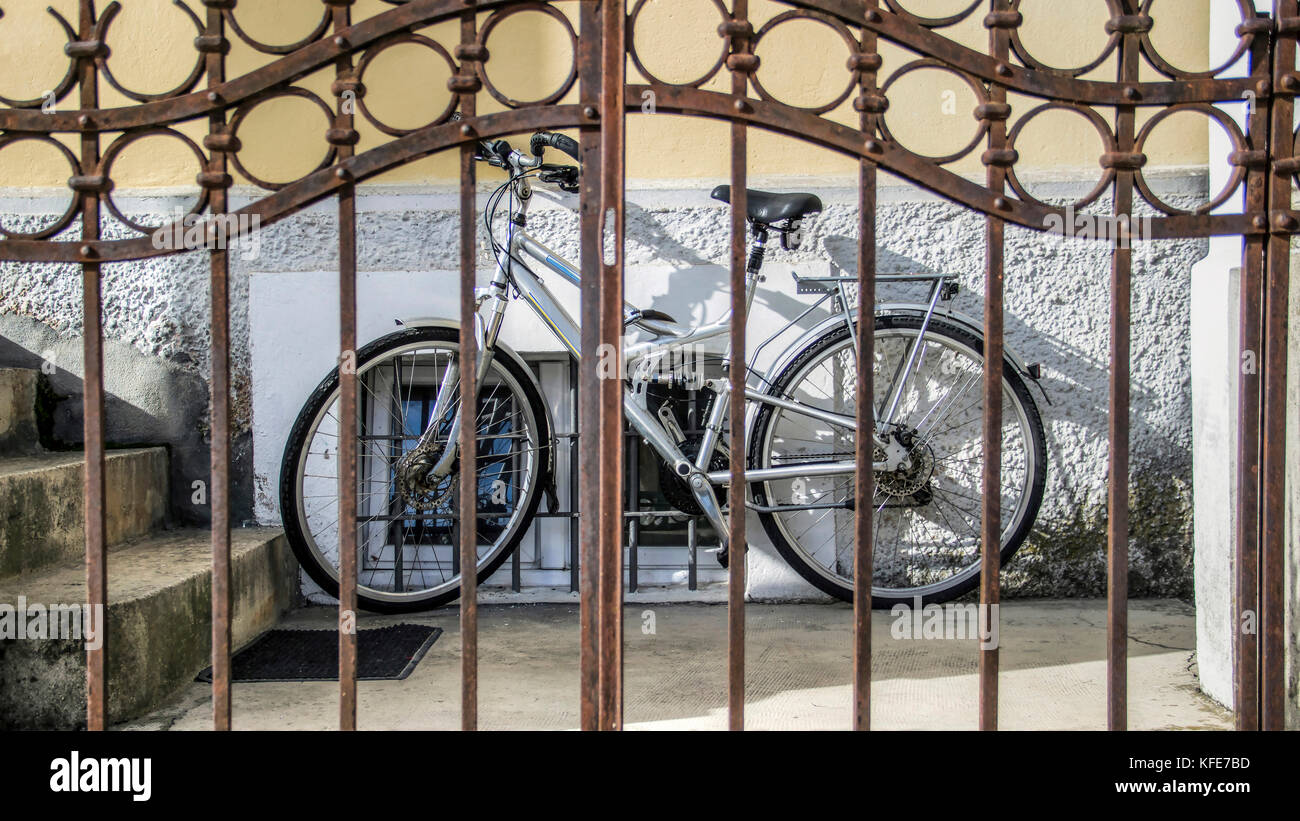 Cetinje, Montenegro - ein Fahrrad lehnte sich gegen die Wand hinter einem Hinterhof gate Stockfoto