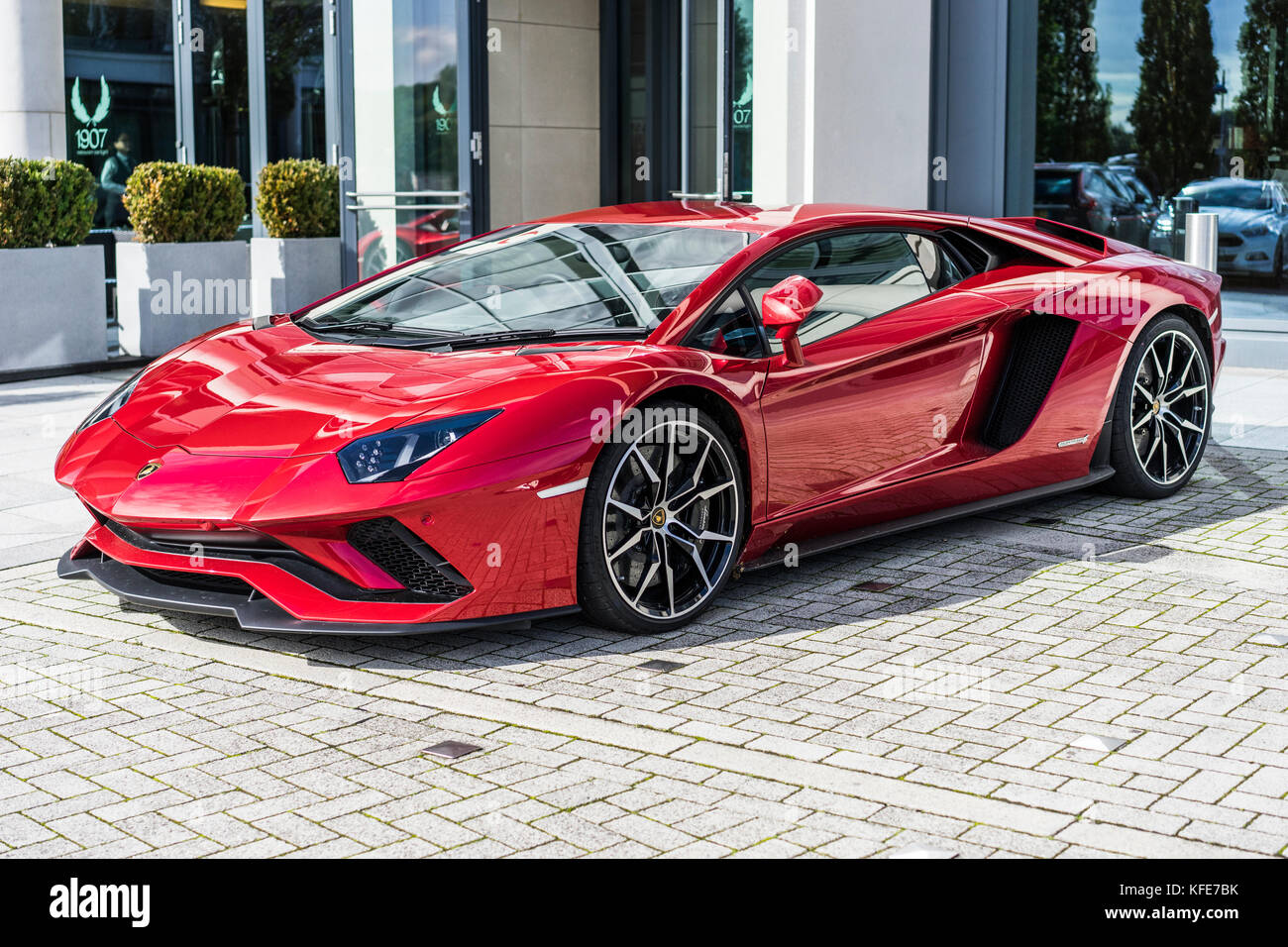 Sportwagen von reichen Geschäftsmann, Besitz, schnelle rotes Auto Stockfoto