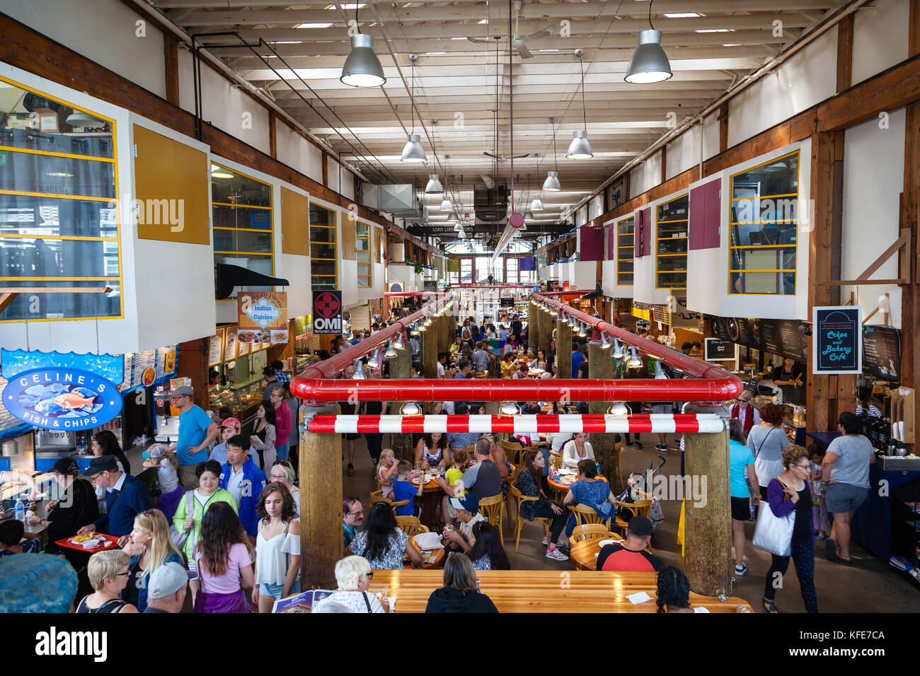 Vancouver, Kanada - 9 Aug. 16, 2017: Besucher essen auf der Granville Island Public Market. Es ist Heimat von über 100 Herstellern bietet frische Meeresfrüchte, Fleisch, Stockfoto