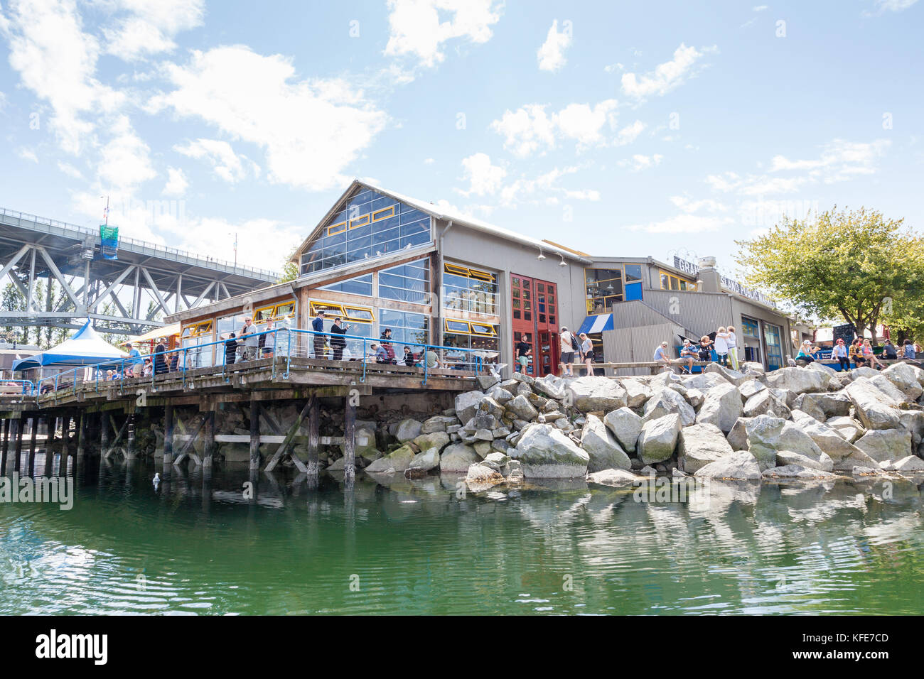 Vancouver, Kanada - 9 Aug. 16, 2017: Besucher im Granville Island Public Market ruht. Es ist Heimat von über 100 Herstellern bietet frische Meeresfrüchte, Fleisch Stockfoto