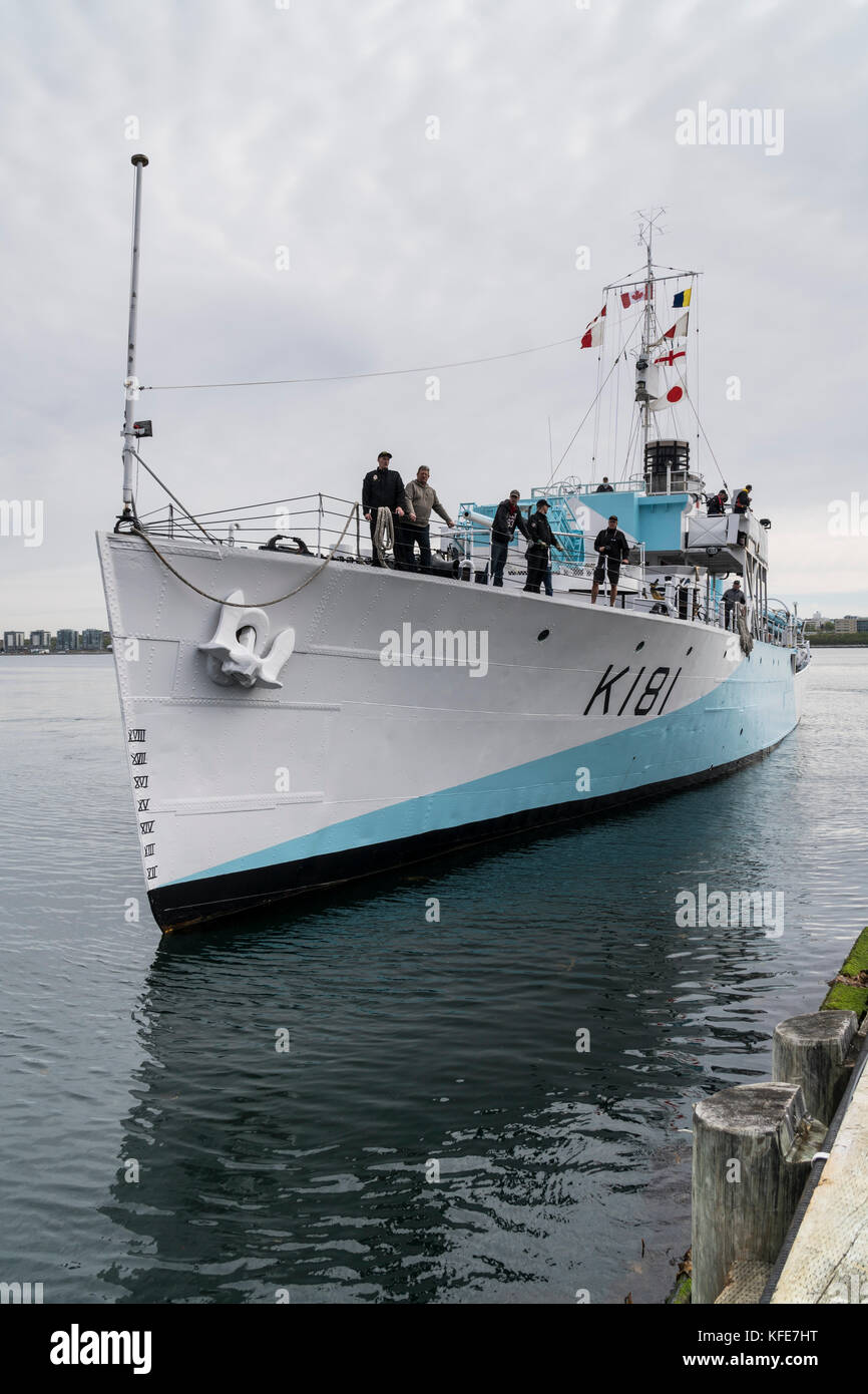 Die letzte noch existierende Korvette der Flower-Klasse HMCS SACKVILLE kommt zur Sommersaison 2017 am Wasser an, Halifax, Nova Scotia, Kanada. Stockfoto