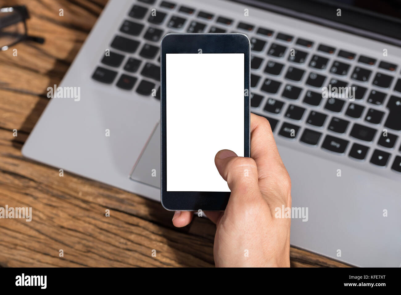 Nahaufnahme eines Kaufmanns Holding smart phone mit Leerer weißer Bildschirm Stockfoto
