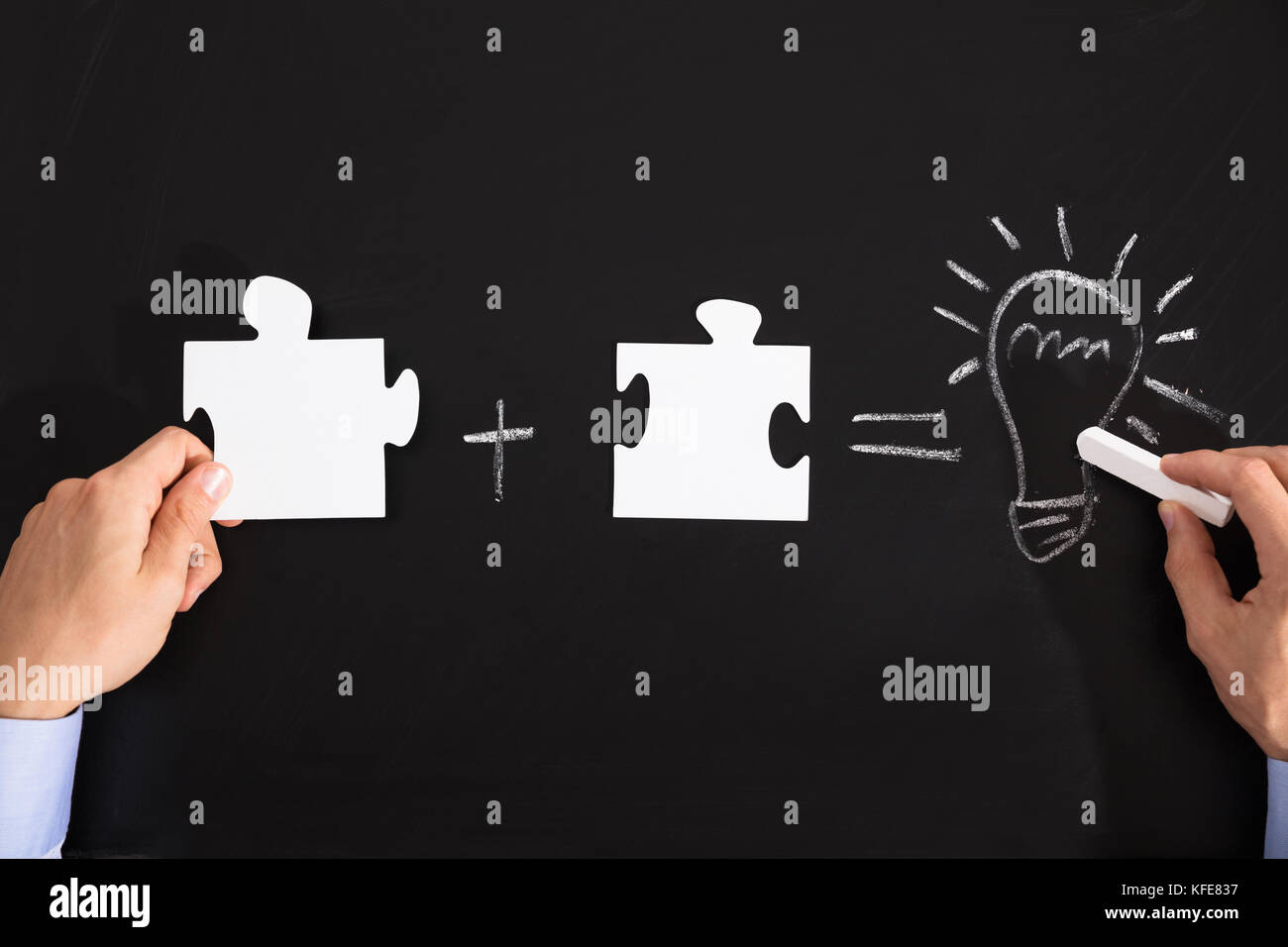 Person Zeichnung Idee Gleichung mit weißen Puzzles auf schwarzen Tafel Stockfoto