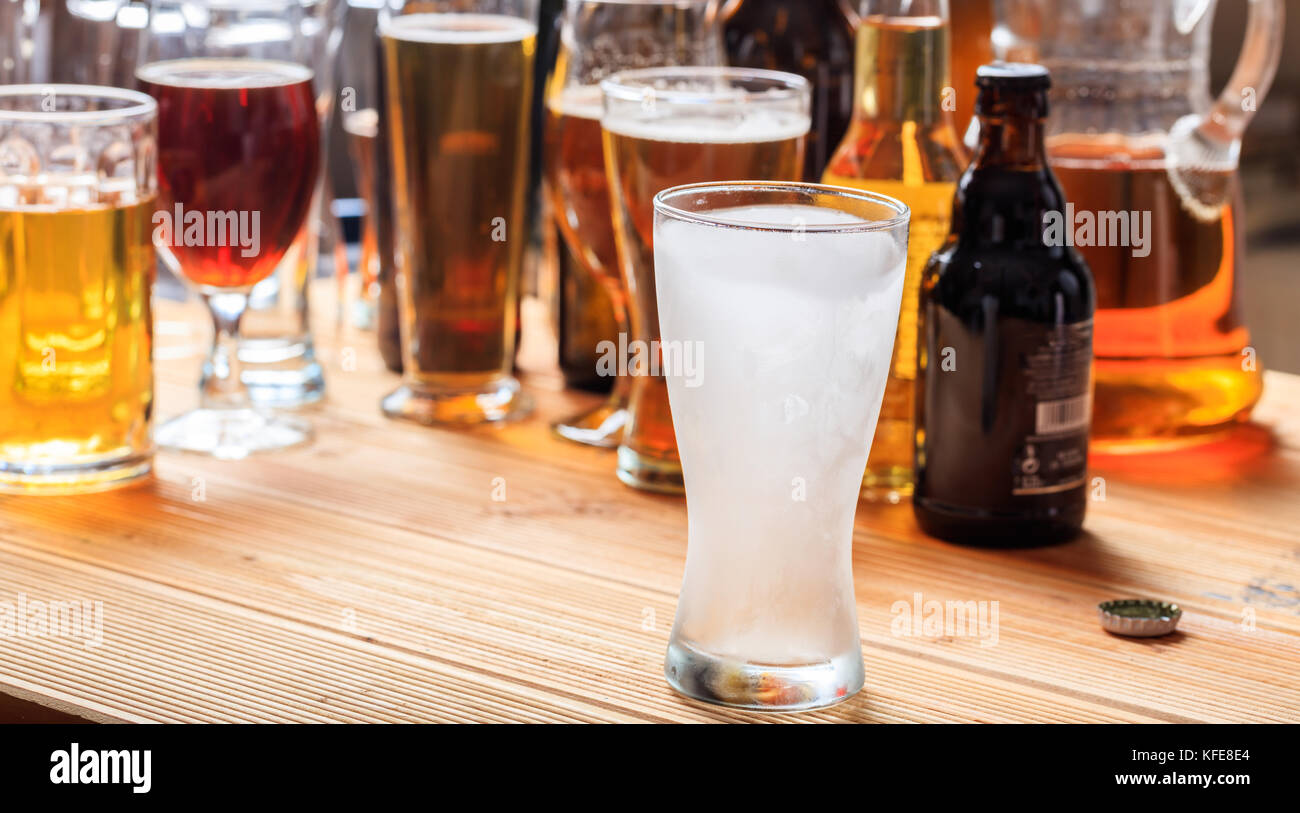 Eine leere eisige Glas Bier in einem Pub Zähler Stockfoto