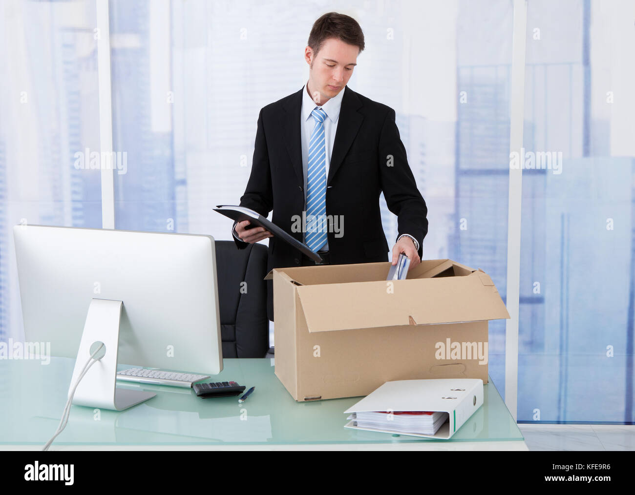 Junge Unternehmer Einzugsstelle Lieferung im Karton im Büro Schreibtisch Stockfoto