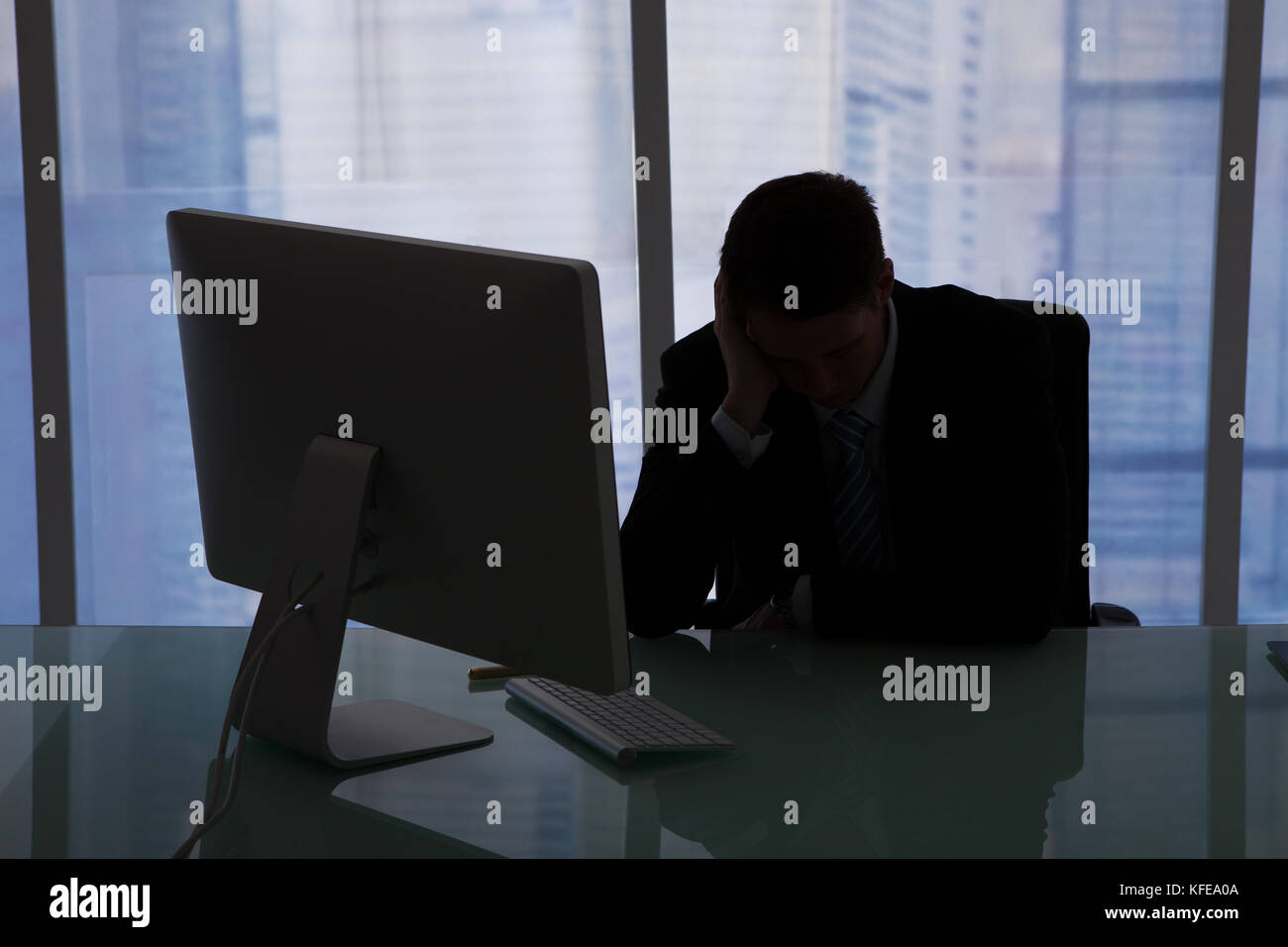 Junge Unternehmer am Computer Schreibtisch im Büro betonte Stockfoto