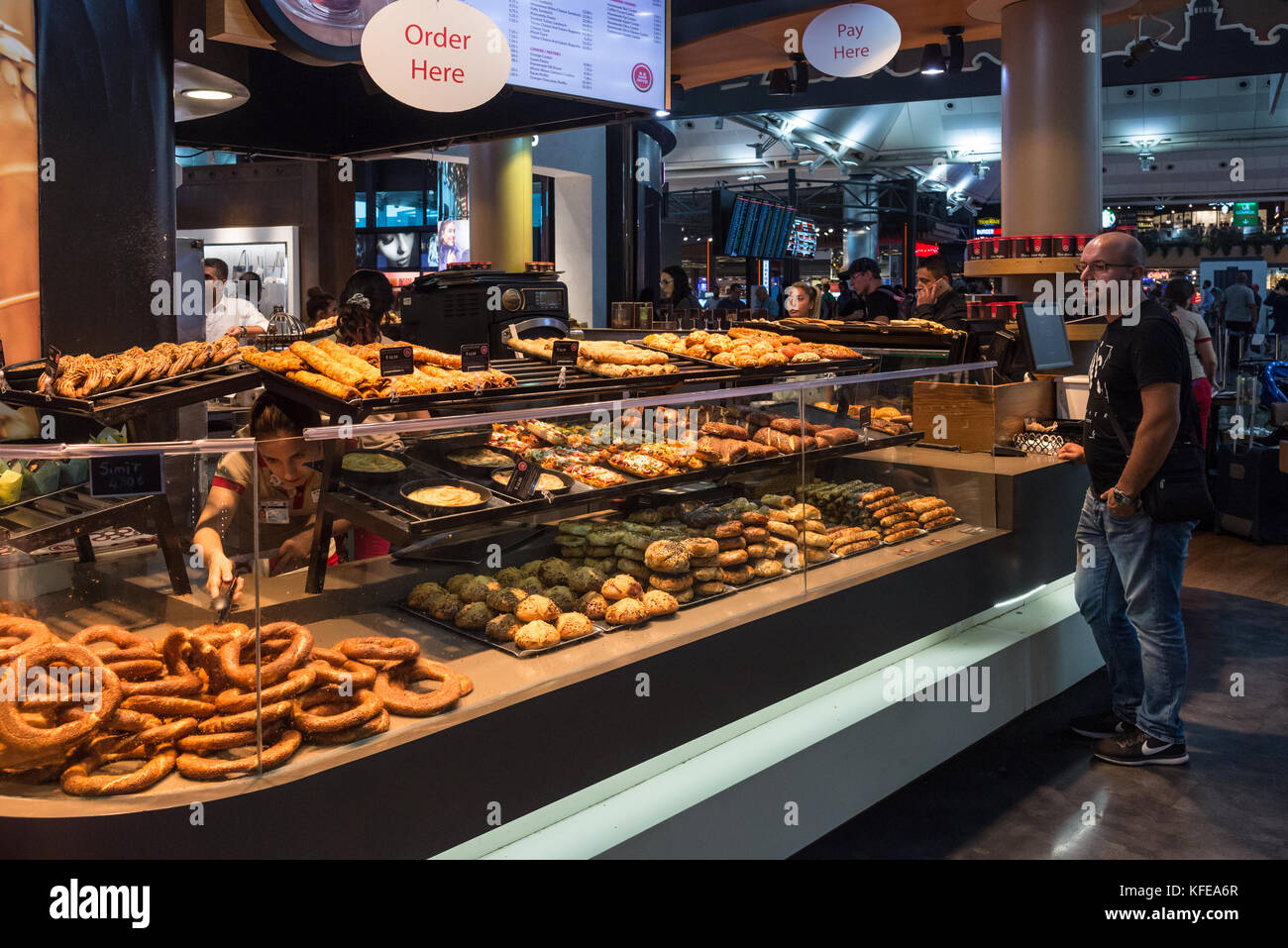 Ein Reisender stehen vor einem türkischen Bäckerei in Flughafen Istanbul, Türkei. Stockfoto