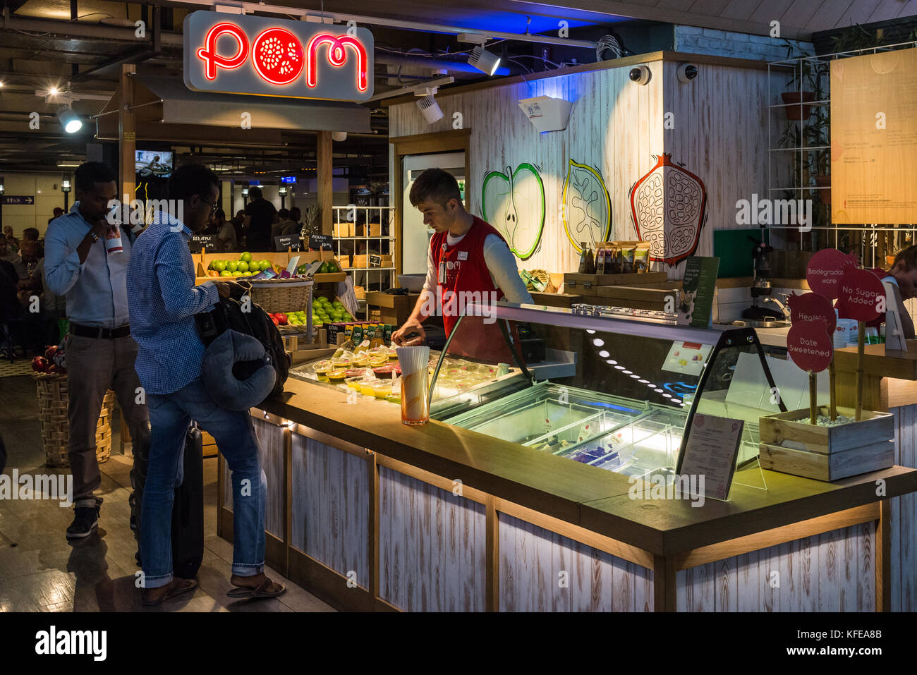 Zwei Reisende an einem Obststand in Flughafen Istanbul, Türkei. Stockfoto