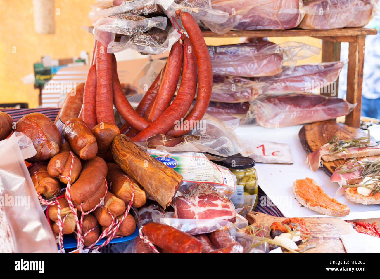 Sortiment an spanische Wurstwaren zum Verkauf an Sineu Markt, Mallorca, Spanien Stockfoto