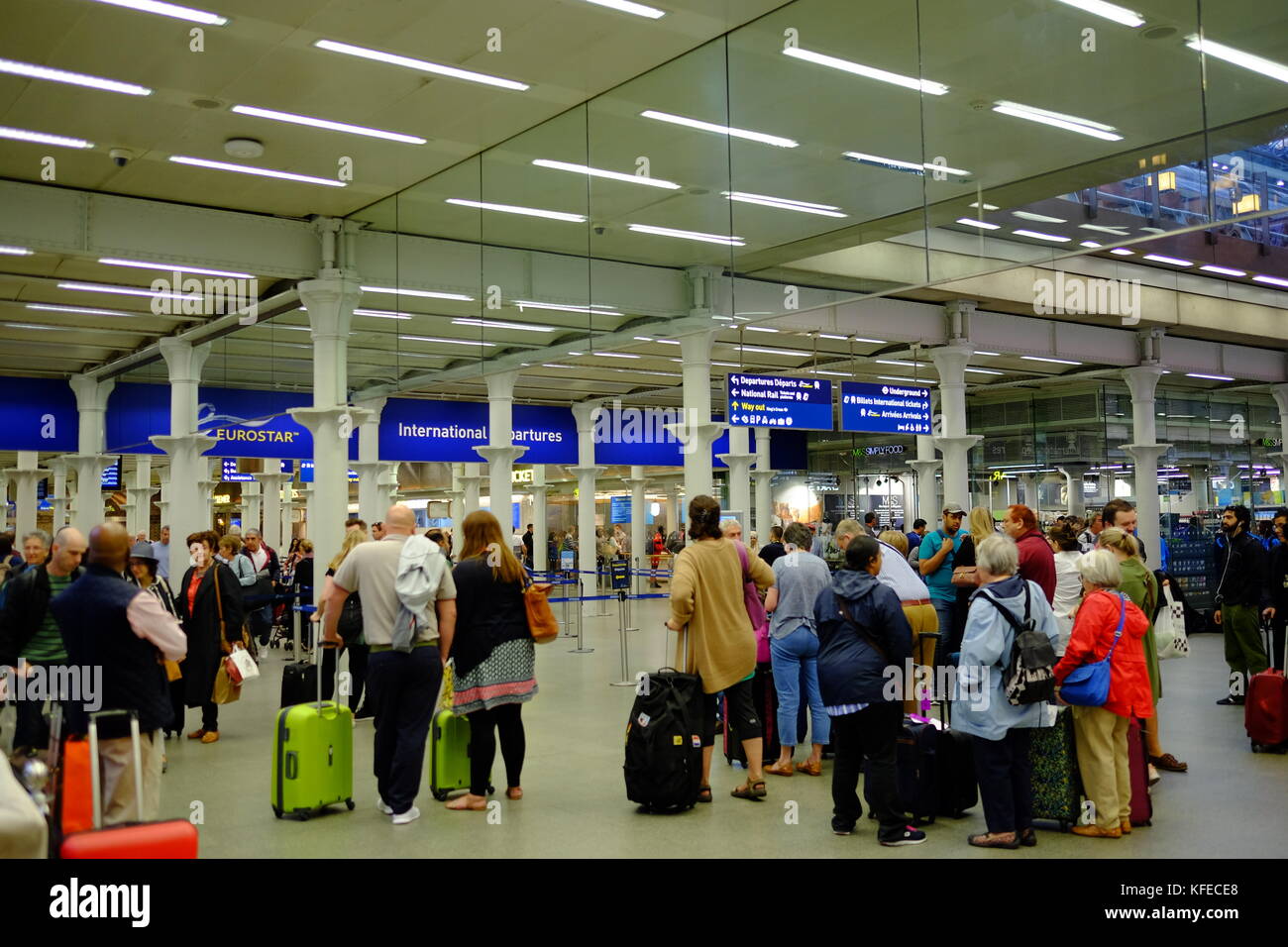 Warteschlangen von Reisenden Form an der St. Pancras Eurostar Terminal aufgrund der erhöhten Sicherheitskontrollen als Folge der Terror Alert Stockfoto