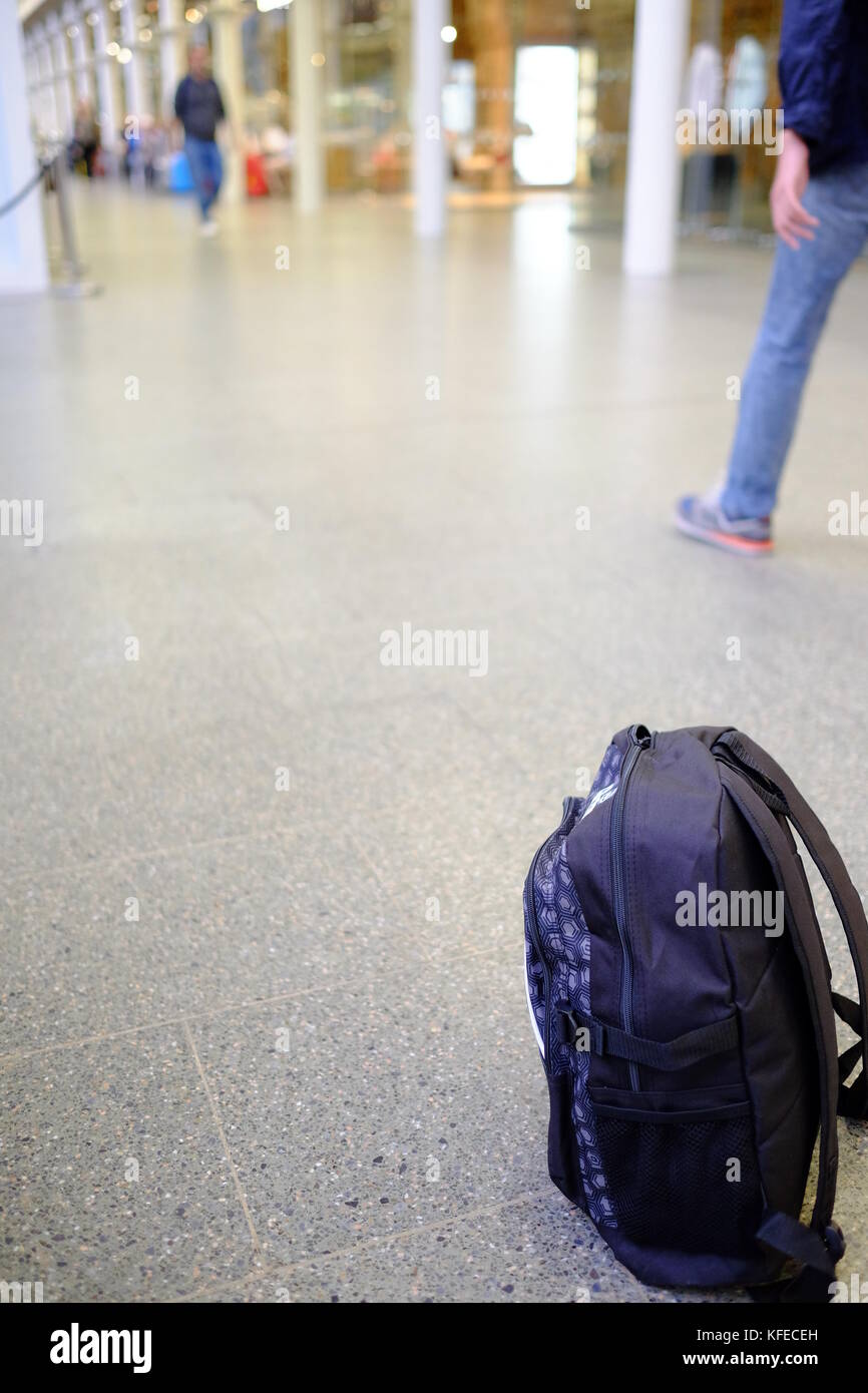 Eine verlassene Rucksack als ein verdächtiges Paket in einem belebten öffentlichen Ort behandelt Stockfoto