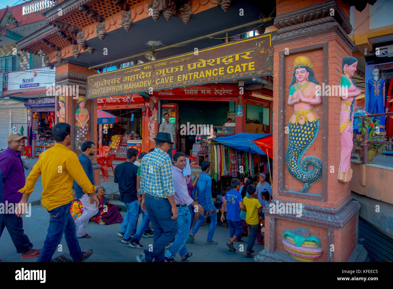 Pokhara, Nepal Oktober 10, 2017: Nicht identifizierte Personen zum Eingeben von tapkeshwar mahadev Tempel in Dehradun ist einer der berühmtesten Tempel gewidmet Shiva in Indien zu Herrn Stockfoto