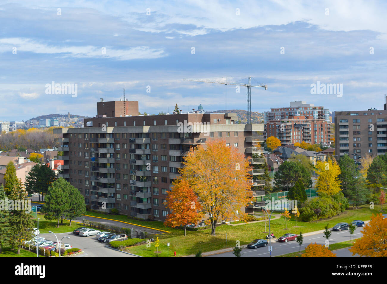 Moderne Eigentumswohnung Gebäude mit riesigen Fenstern im Herbst n Montreal, Kanada. Stockfoto