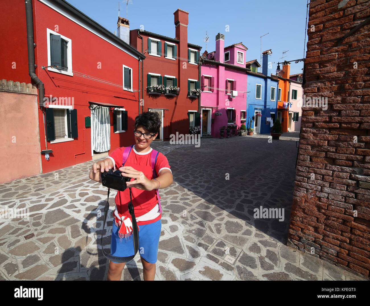 Junge nimmt Bilder auf der Insel Burano in der Nähe von Venedig Stockfoto