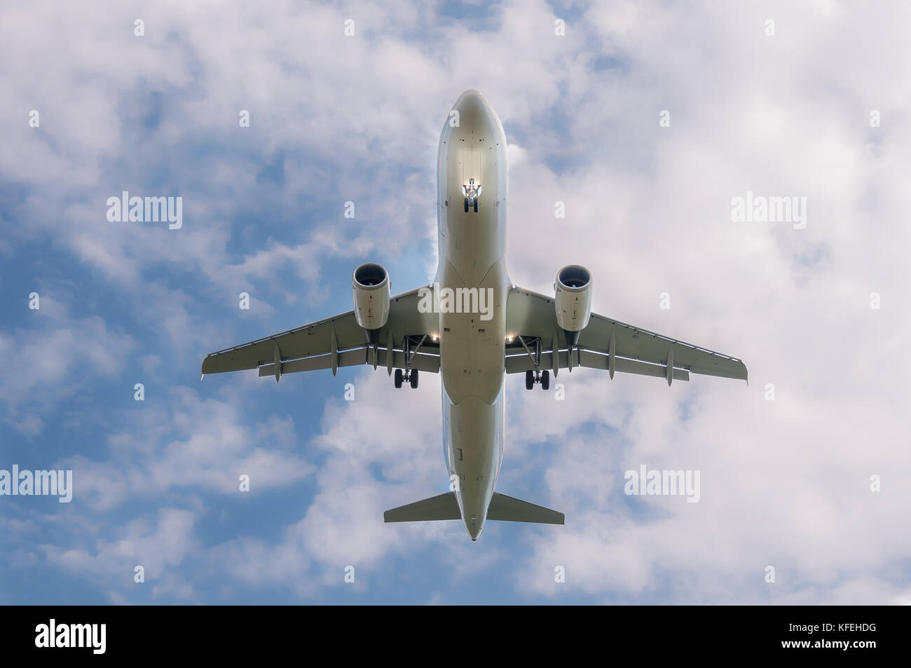 Kommerzielle Passagierflugzeug Jets von unten vor der Landung Stockfoto