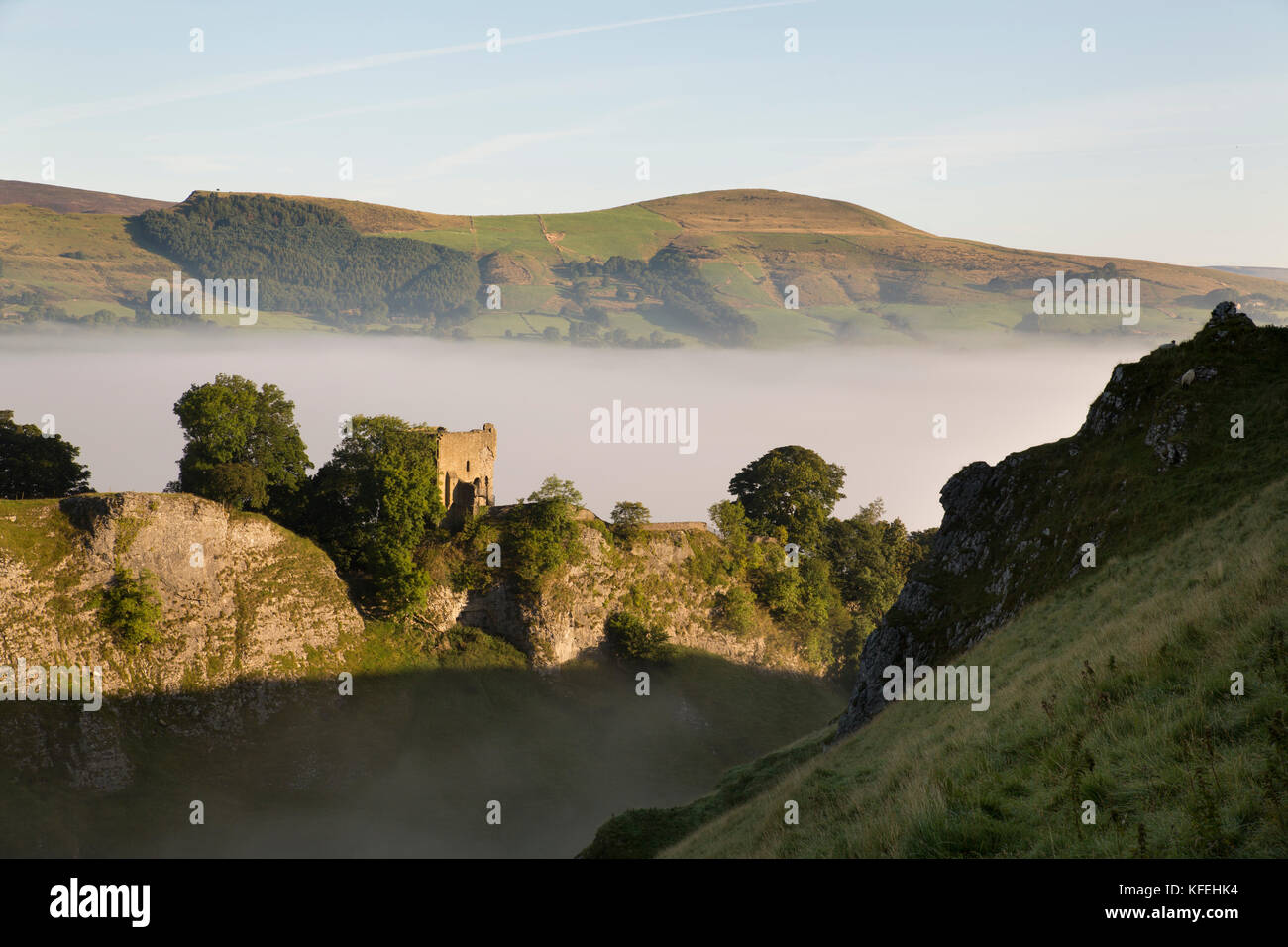 Dale Höhle; Misty Morning; Überblick verlieren Hill; Derbyshire; UK Stockfoto