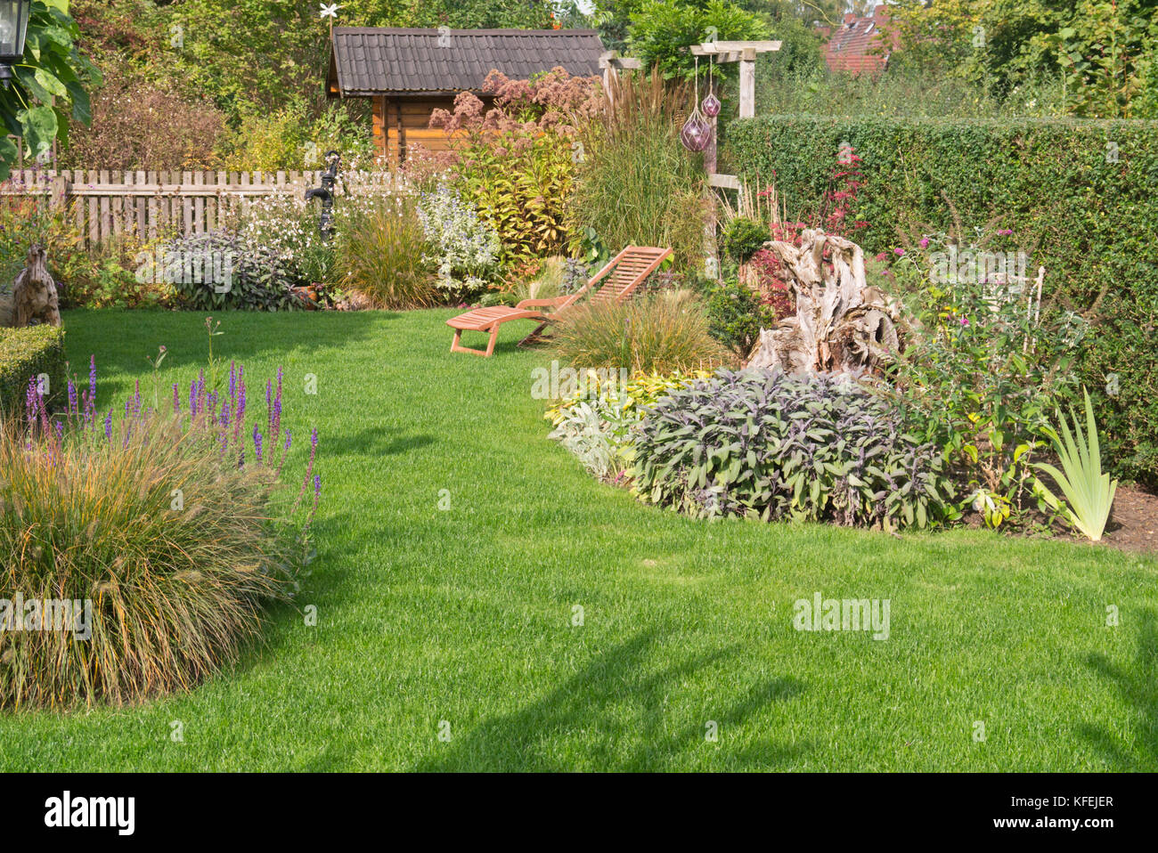 Herbstliche beständigen Garten mit Liegestühlen Stockfoto