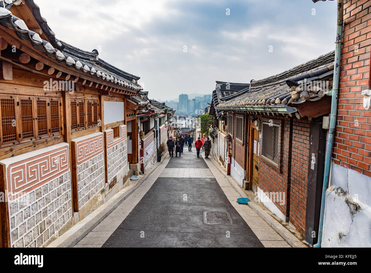 Seoul, Südkorea - Januar 1, 2017 - Blick auf eine Straße Der bukchon, einer alten koreanischen Dorf im Herzen von Seoul. Stockfoto