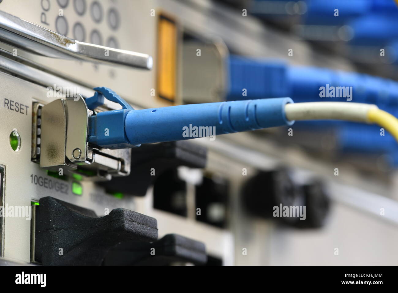 Lwl Patchkabel auf passive Leitung angeschlossen, Informationstechnologie im Internet der Dinge Geräte Stockfoto