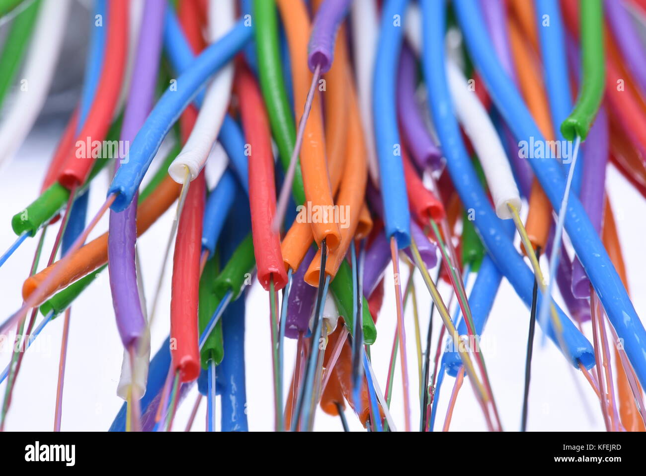 Bunte Fibre optische Kabel mit Losen Tube Gel gefüllt, Closeup Abstract in Zukunft Technologie Stockfoto