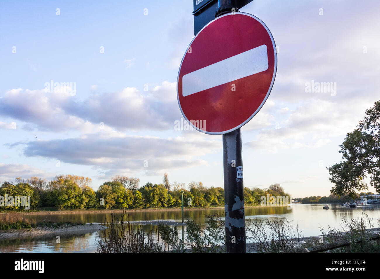 Eine kein Eintrag Zeichen neben prime Green Belt Land, das unter Druck für Gehäuse Entwicklung kommt. Stockfoto