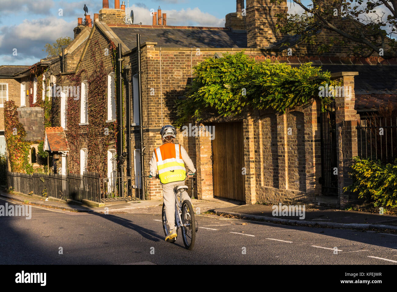 Ein jugendlicher Radfahren in der Dämmerung entlang Chiswick Mall, London, W4, UK Stockfoto