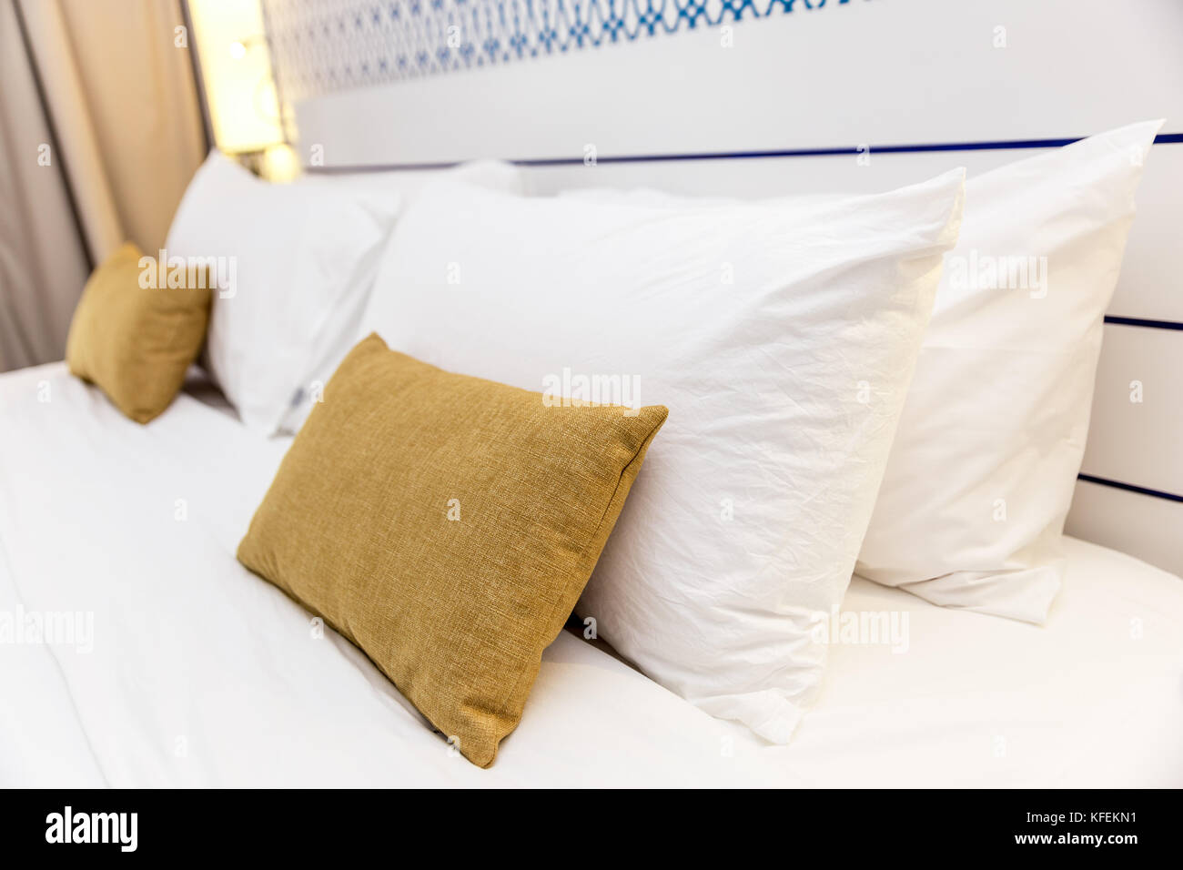 Bequeme gelbe Kissen, hotel Schlafzimmer, saidia, Marokko Stockfoto