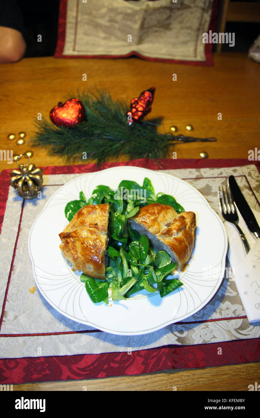 Rinderfillet, Rinderfilet in Blätterteig mit Feldsalat eine Auswahl ...