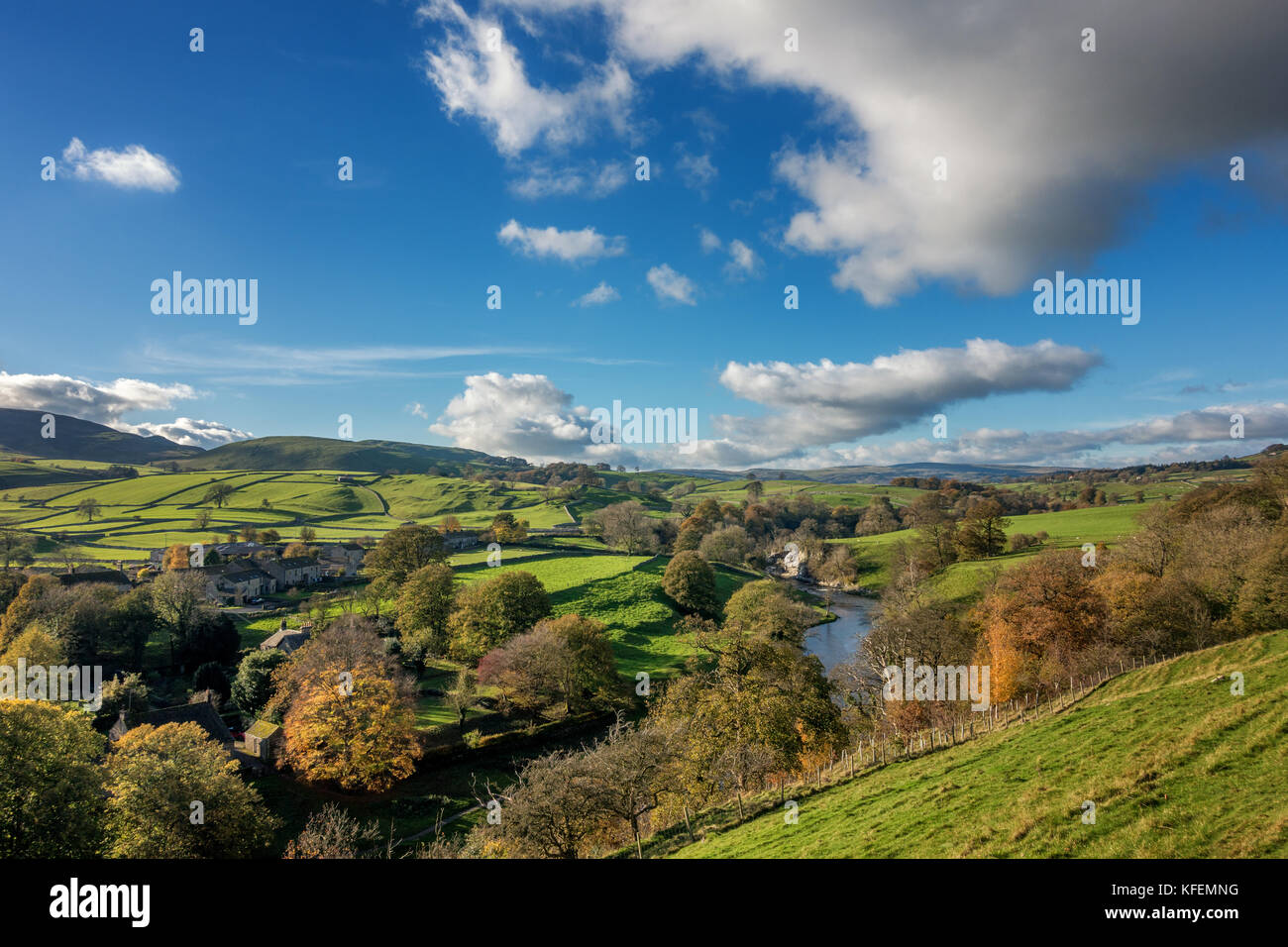 UK Scenic: atemberaubende Sicht auf die Landschaft, die River Wharfe & Wharfedale Tal von oben ländlichen Burnsall bei schönem Wetter, Yorkshire Dales Stockfoto