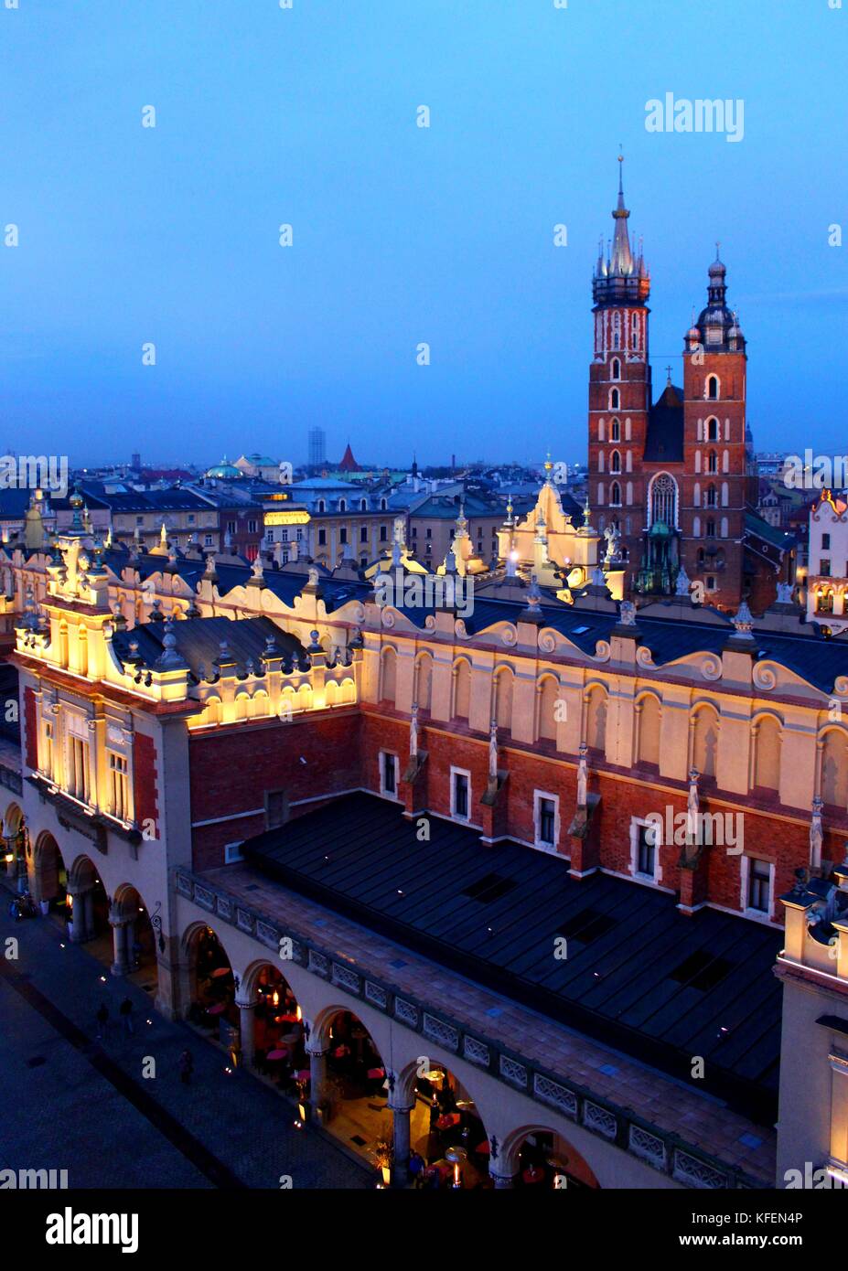 Die Sonne geht über Rynek Glowny. Stockfoto