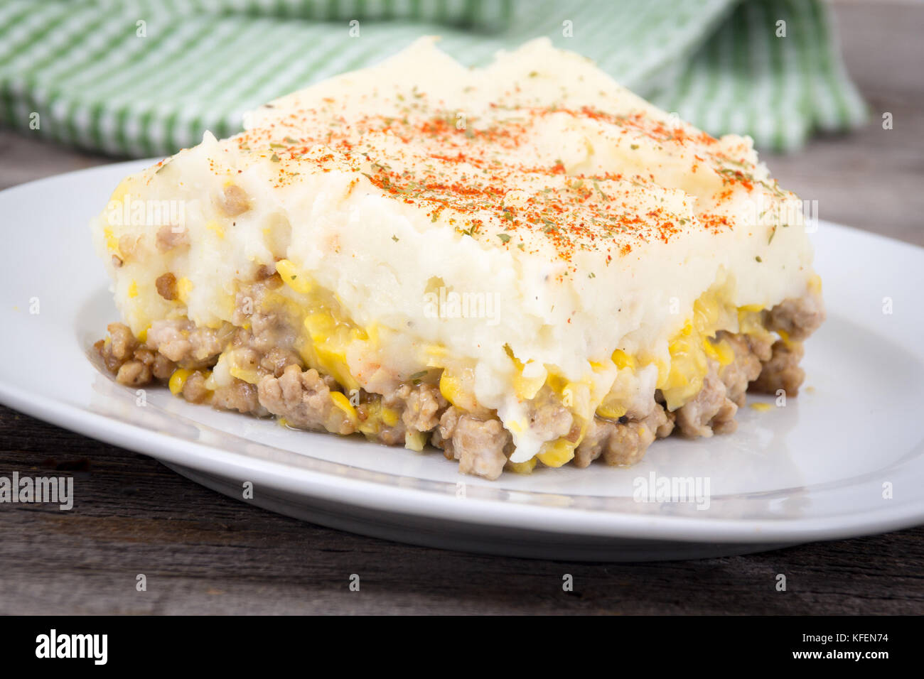 Kanadische Shepherds Pie Pastete chinois auf Holz plank Tabelle. Gericht mit Kartoffelpüree über cremige Mais und geerdeten Rindfleisch Stockfoto