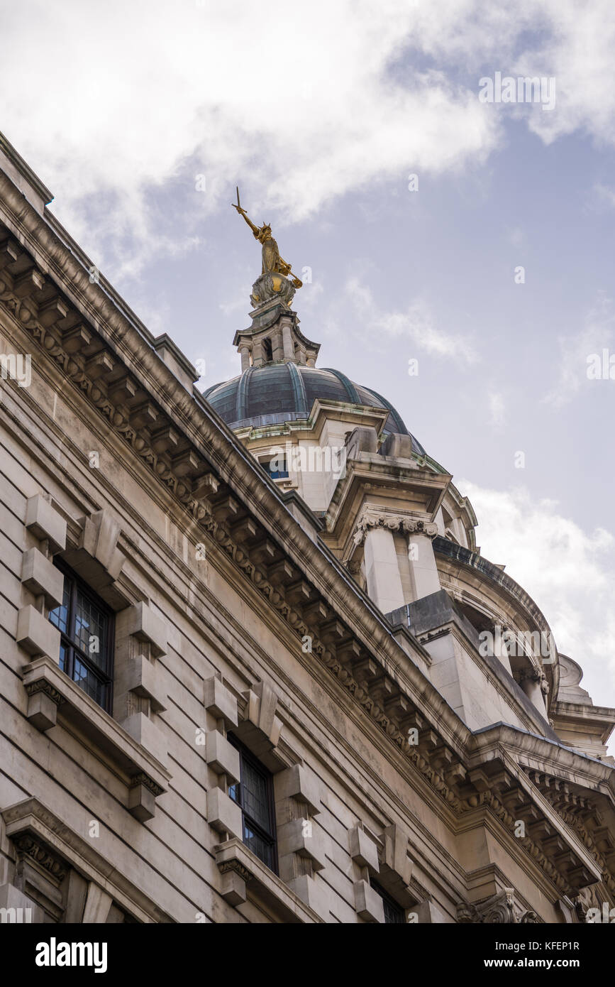 Die Statue der Muttergottes Gerechtigkeit auf der Spitze der Kuppel des Old Bailey Crown Court in London. Stockfoto