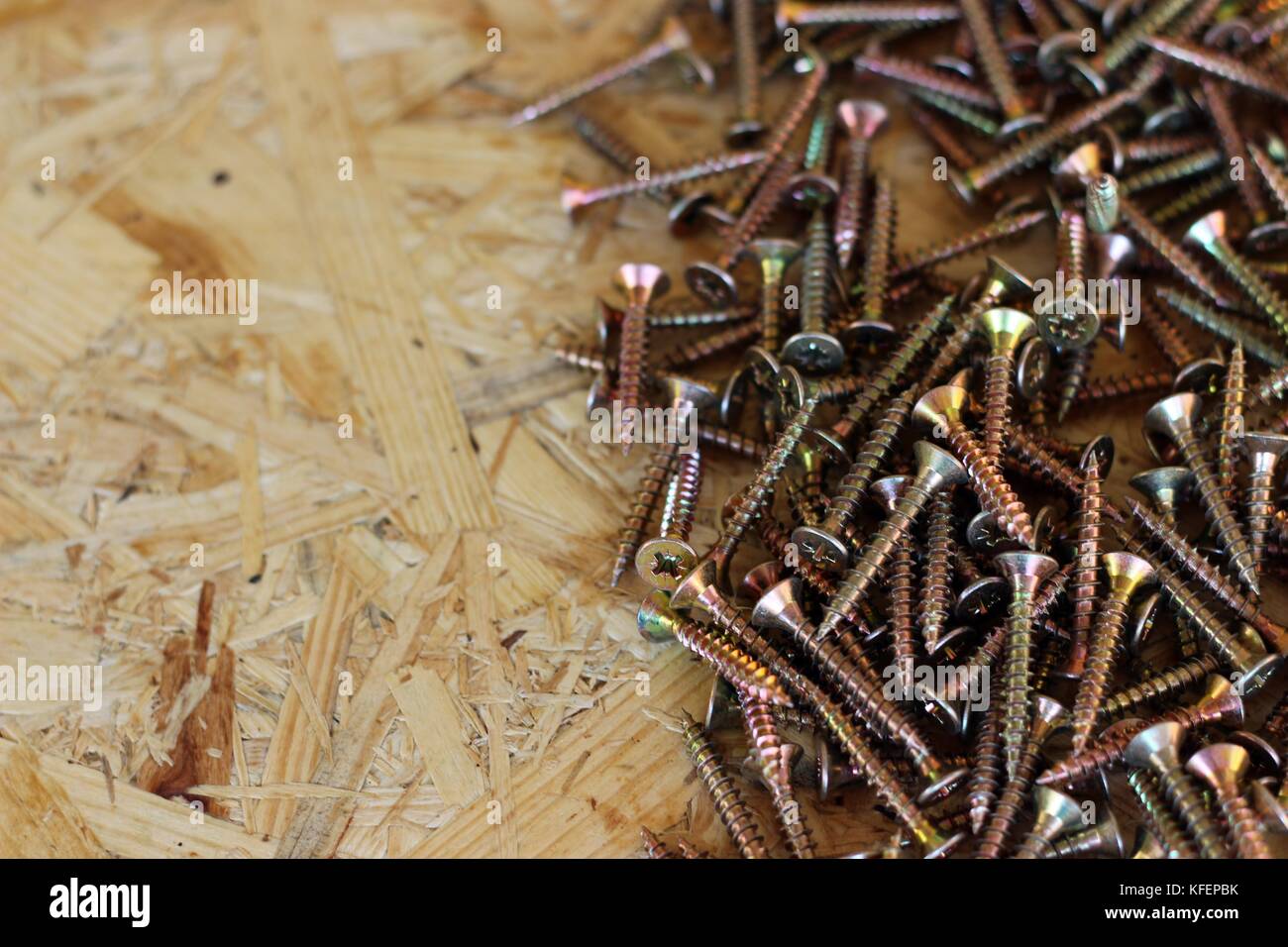 Holzschraube, braunen Hintergrund, Tischler Werkzeug Stockfoto