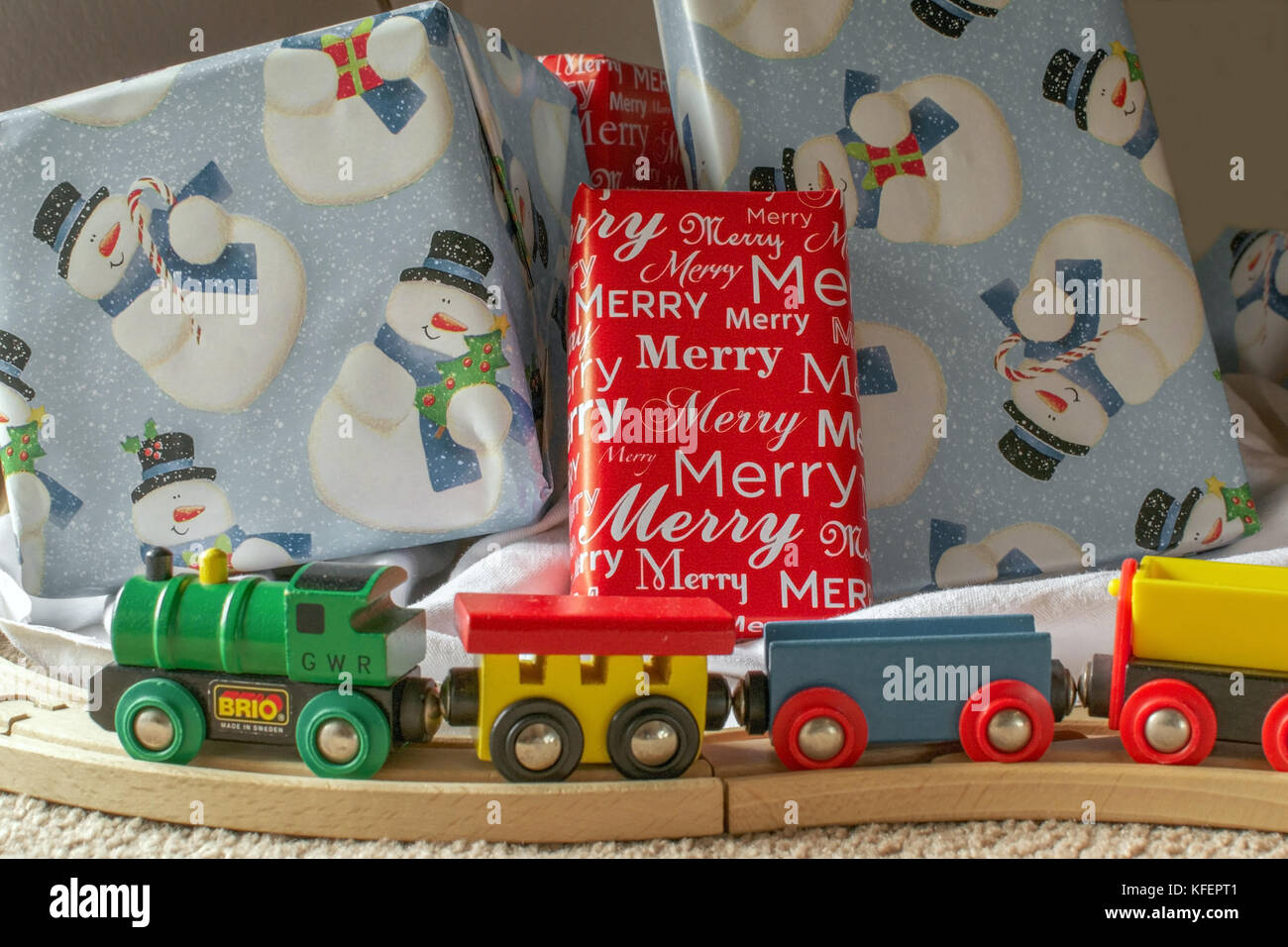 Weihnachten mit generischen Holz- Zug gesetzt und eingepackten Geschenke - Weihnachten Feier Stockfoto