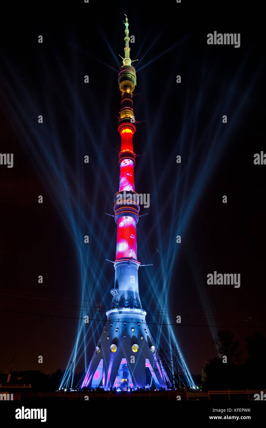 Internationales Festival "Kreis des Lichtes'. laser Video Mapping auf ostankino Fernsehturm in Moskau, Russland. 3D-Projektion Mapping auf Gebäude und Feuerwerk Stockfoto