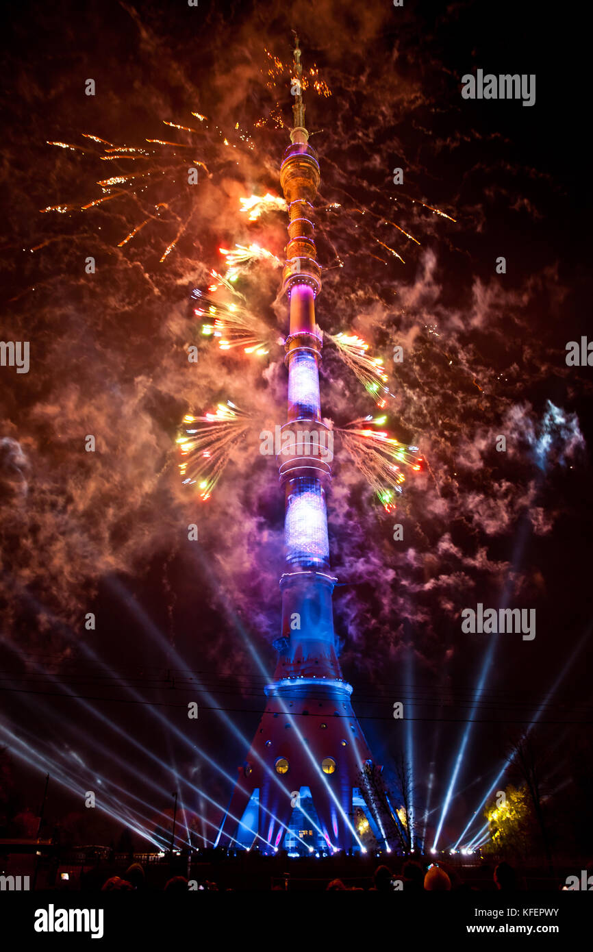 Internationales Festival "Kreis des Lichts". Video-Mapping Lasershow auf Ostankino Fernsehturm in Moskau, Russland. 3D-Projektion Mapping auf Gebäude und Feuerwerk Stockfoto