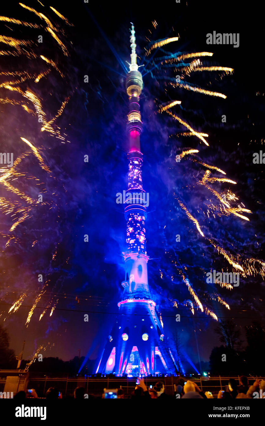 Internationales Festival "Kreis des Lichtes'. laser Video Mapping auf ostankino Fernsehturm in Moskau, Russland. 3D-Projektion Mapping auf Gebäude und Feuerwerk Stockfoto