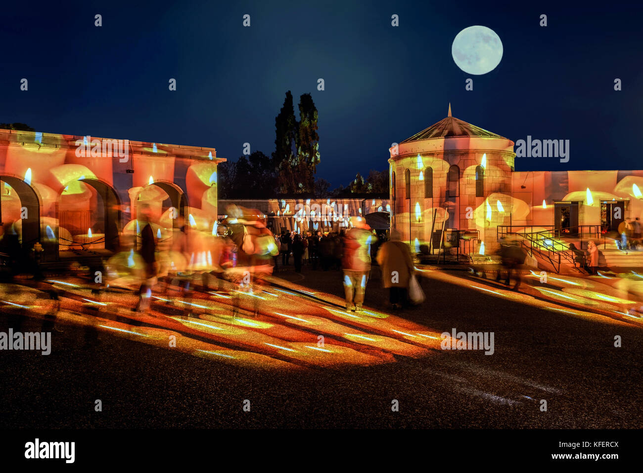 Allerheiligen Light Show an der Budapester farkasret Friedhof. Stockfoto