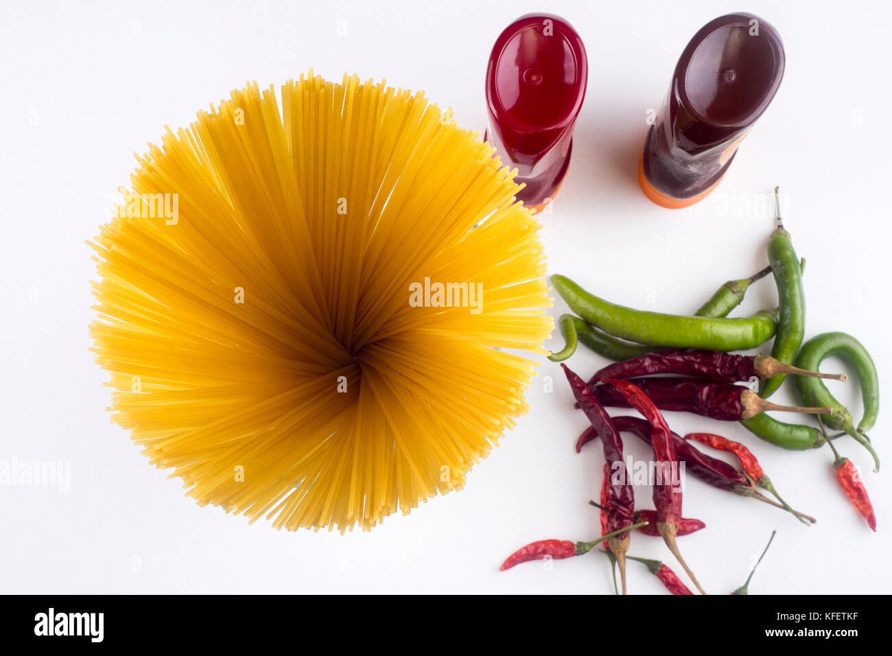 Spaghetti mit Ketchup Mayonnaise auf weißem Hintergrund Stockfoto