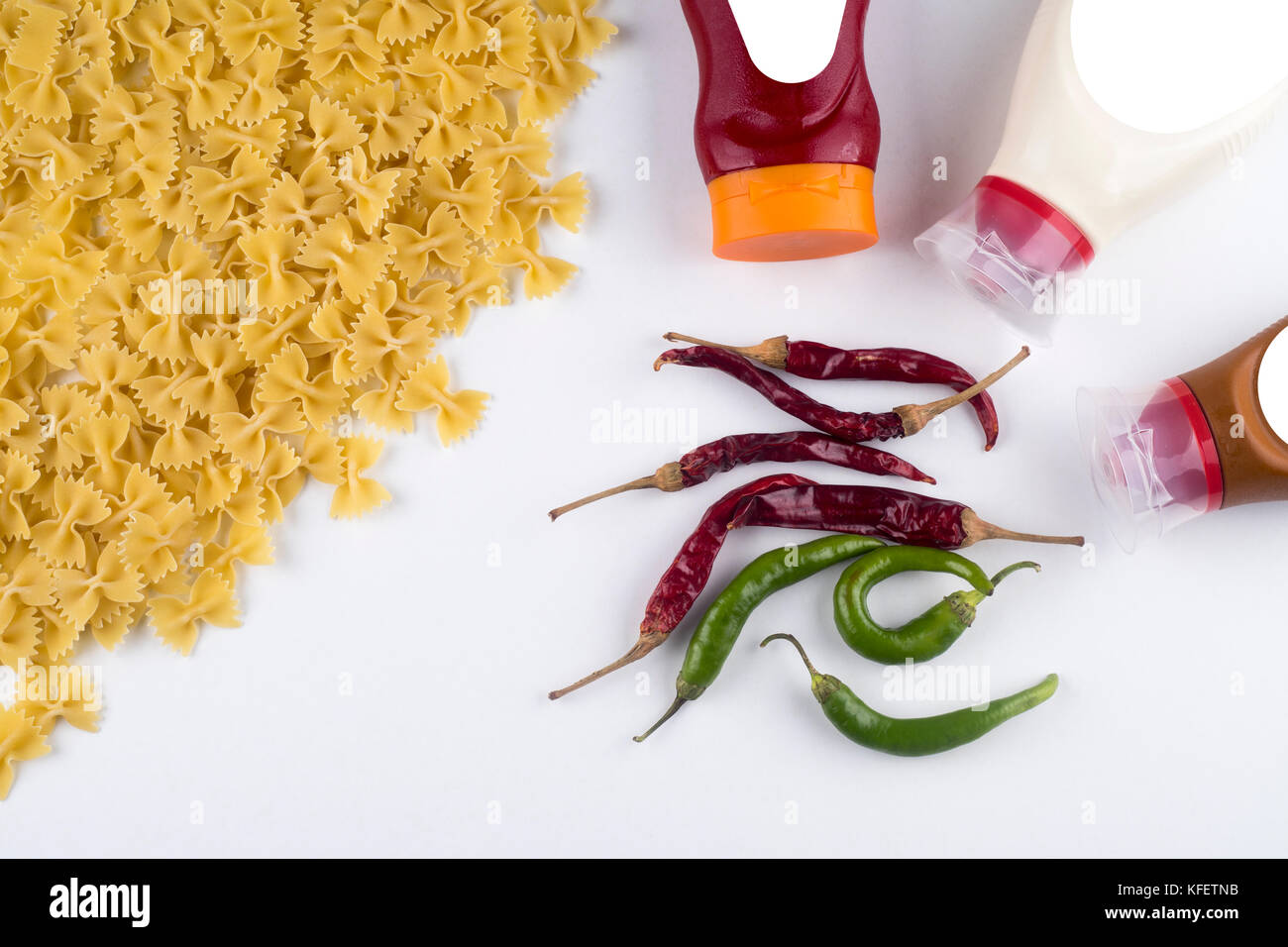 Spaghetti mit Ketchup Mayonnaise auf weißem Hintergrund Stockfoto