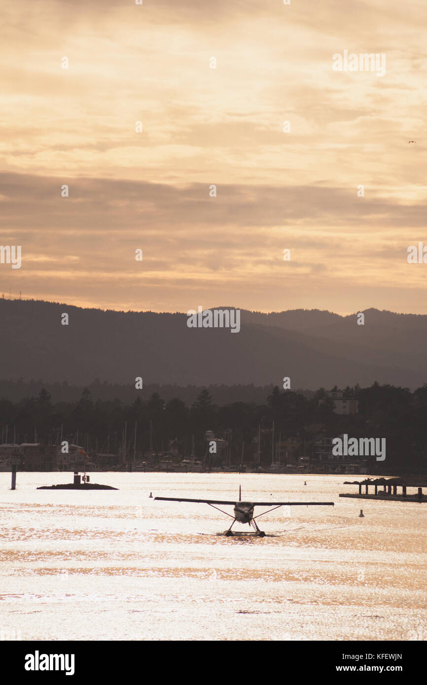 Wasserflugzeug im Victoria Hafen bei Sonnenuntergang. Victoria BC Kanada Stockfoto