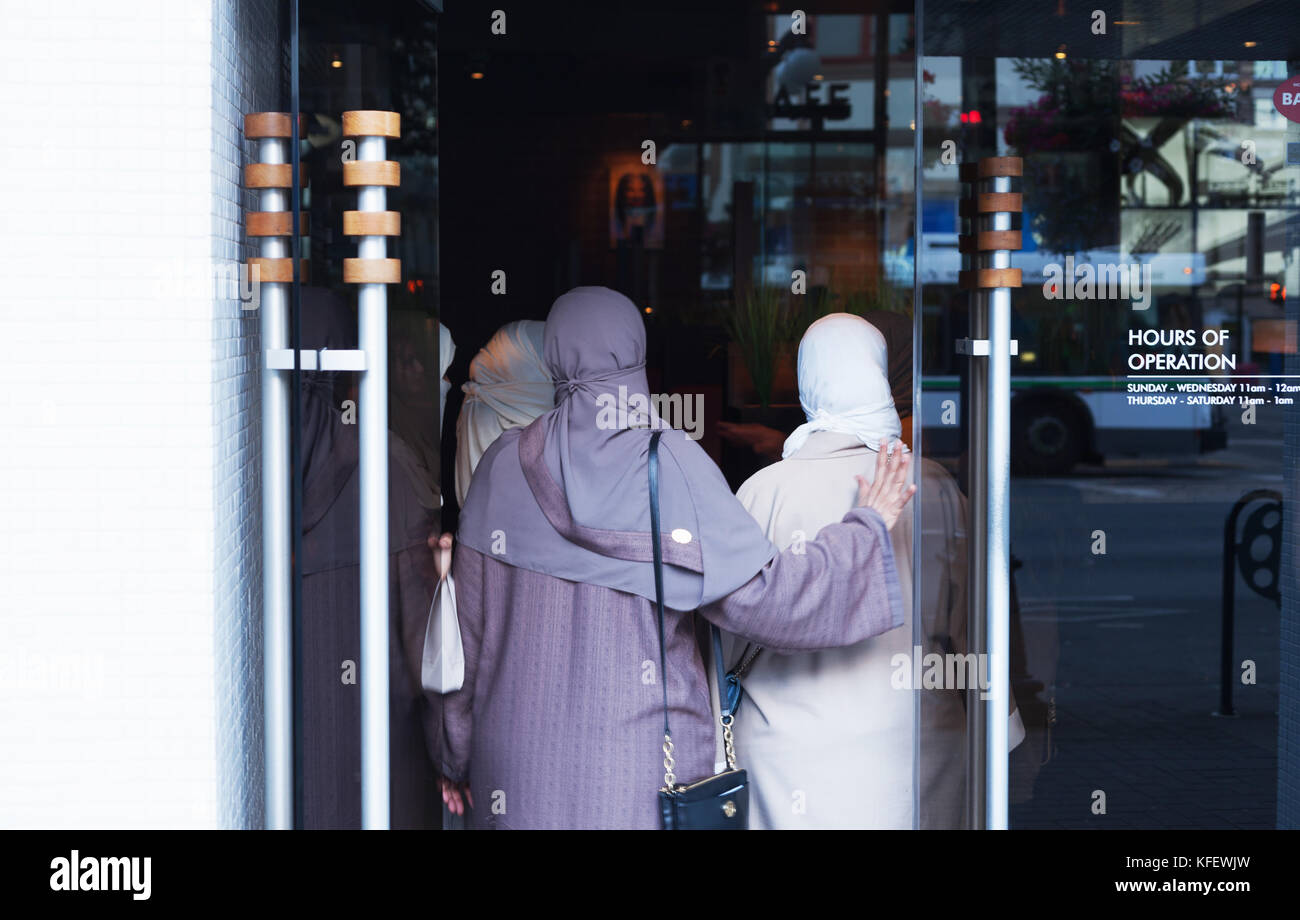 Muslimische Frauen, Restaurant, Victoria BC Kanada Stockfoto