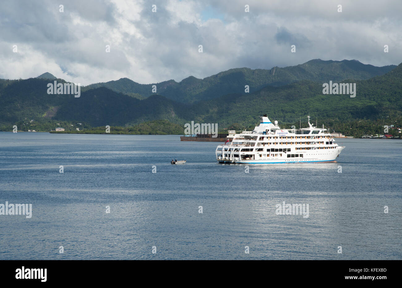 SUVA, VITI LEVU, FIDSCHI-28. NOVEMBER 2016: Captain Cook Cruises Schiff mit der üppigen tropischen Regenwaldlandschaft in Suva, Viti Levu, Fidschi Stockfoto