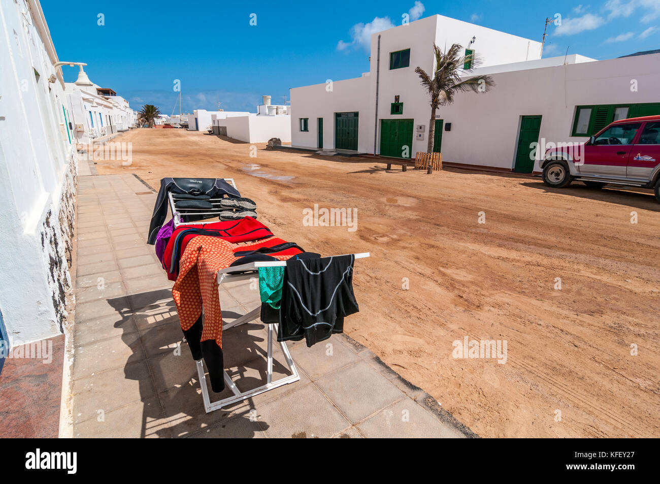 Tauchausrüstung trocknen in der Mitte der Straße, Caleta del Sebo, La Graciosa, Kanarische Inseln, Spanien Stockfoto