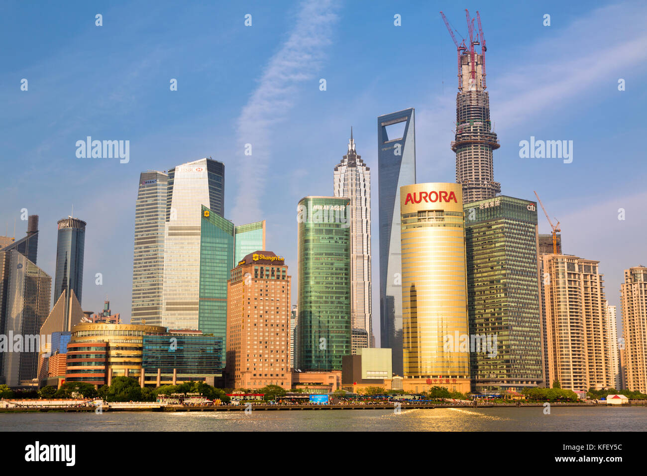 Blick auf den Huangpu Fluß und Wolkenkratzer im Geschäftsviertel Pudong Shanghai, China Stockfoto