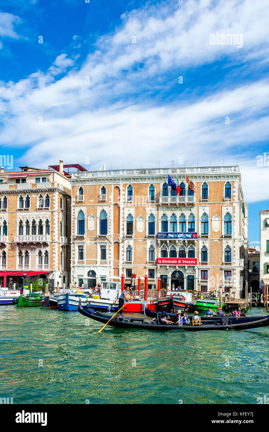 Touristen genießen Sie eine Gondelfahrt auf dem Canal Grande in Venedig, Italien Stockfoto