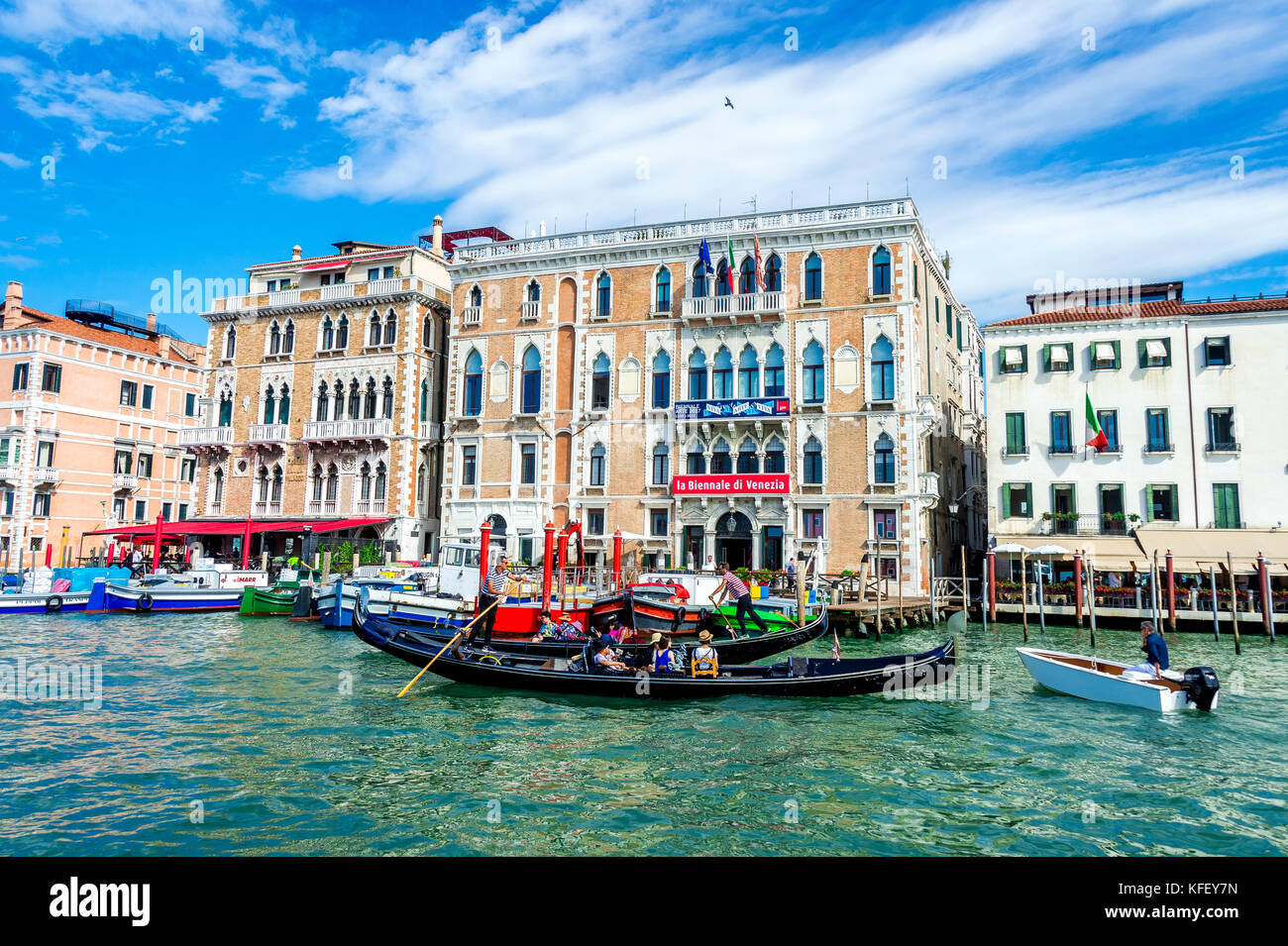 Touristen genießen Sie eine Gondelfahrt auf dem Canal Grande in Venedig, Italien Stockfoto